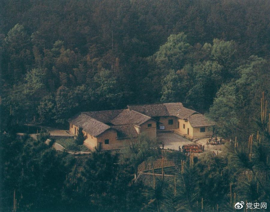 毛澤東故居——湖南省湘潭縣韶山?jīng)_上屋場。1893年12月26日，毛澤東在這里誕生。